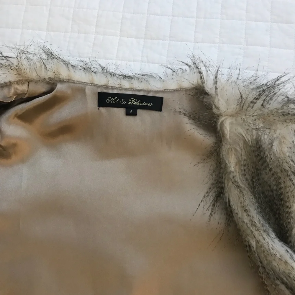 Faux fur vest - Picture 6 of 7